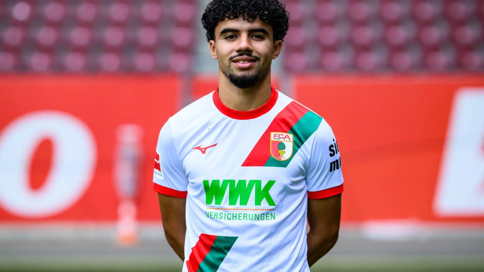 Aiman Dardari will sich bei den FCA-Profis durchsetzen. (Foto: Tom Weller/dpa)