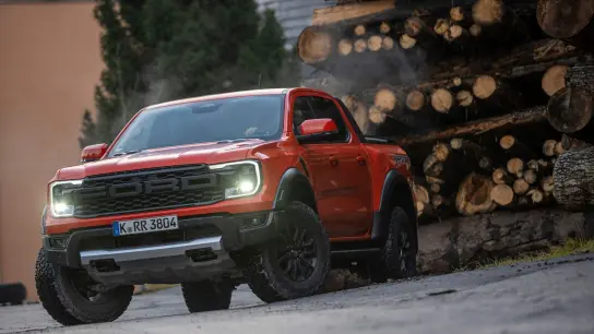 Exklusiver Offroader: Die neue Generation des Ranger bringt Ford zunächst in der bis zu rund 300 PS starken Raptor-Ausführung. (Foto: Ford AG/dpa-tmn)