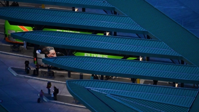 Flixbus stockt sein Angebot rund um die Feiertage auf: Auf beliebten Strecken fahren deutlich mehr Busse als sonst. (Foto: Sebastian Gollnow/dpa/dpa-tmn)