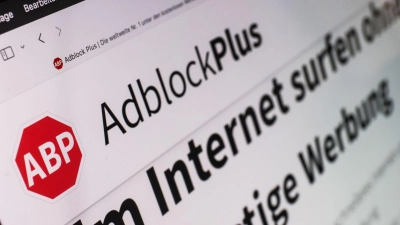 Mit Werbeblockern können Nutzerinnen und Nutzer im Internet lästige Werbung unterdrücken. (Archivbild) (Foto: Oliver Berg/dpa)