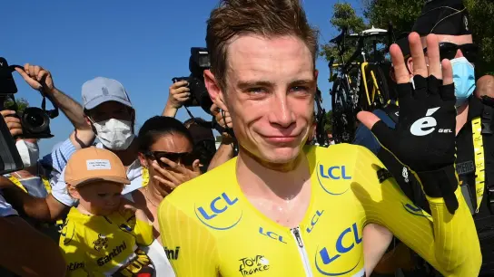 Von Emotionen überwältigt: Dem Dänen Jonas Vingegaard ist der Sieg der 109. Tour de France sicher. (Foto: Tim De Waele/Pool Getty Images via AP/dpa)