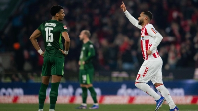 Kölns Linton Maina jubelt über sein Tor zum 1:0 gegen Wolfsburg.  (Foto: Marius Becker/dpa)