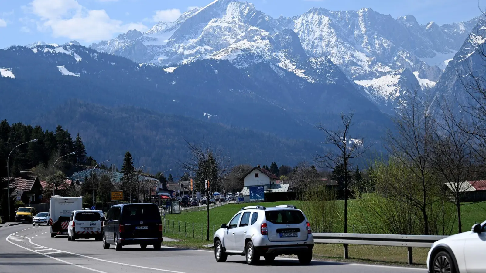 Wenn es sich auf der Autobahn staut, weichen Autofahrer gerne über Landstraßen aus. (Archiv) (Foto: Angelika Warmuth/dpa)