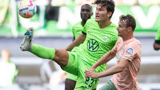 Jonas Wind (l) wird dem VfL Wolfsburg länger fehlen. (Foto: Swen Pförtner/dpa)