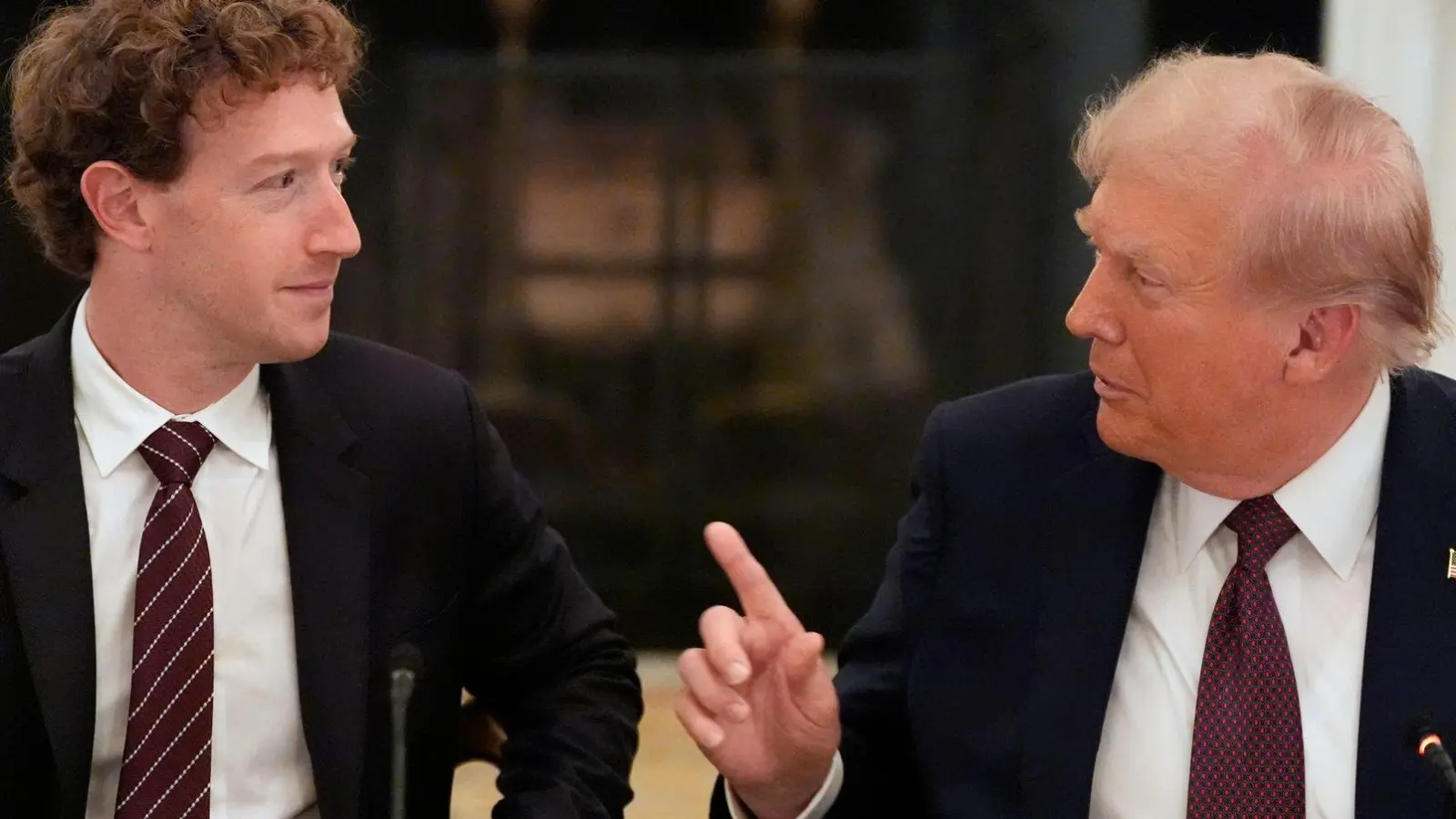 Dinner für Tech-Bosse: US-Präsident Donald Trump hat die Chefs der großen amerikanischen Tech-Konzerne zu einem Abendessen ins Weiße Haus geladen. (Foto: Alex Brandon/AP/dpa)