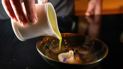 Für die Vinaigrette werden Äpfel und Staudensellerie entsaftet und mit Salz, grünem Tabasco, Limettensaft und Schnittlauchöl verfeinert. (Foto: Christin Klose/dpa-tmn)