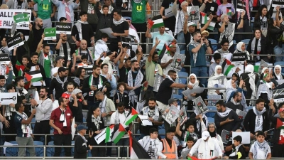 Palästinensische Fans im Stadion. (Foto: Jaber Abdulkhaleg/AP/dpa)