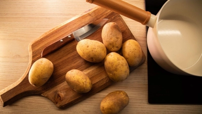 Kartoffeln schälen vor Heiligabend: Für viele gehört das dazu. Wie geht es schnell und einfach? (Foto: Christin Klose/dpa-tmn)
