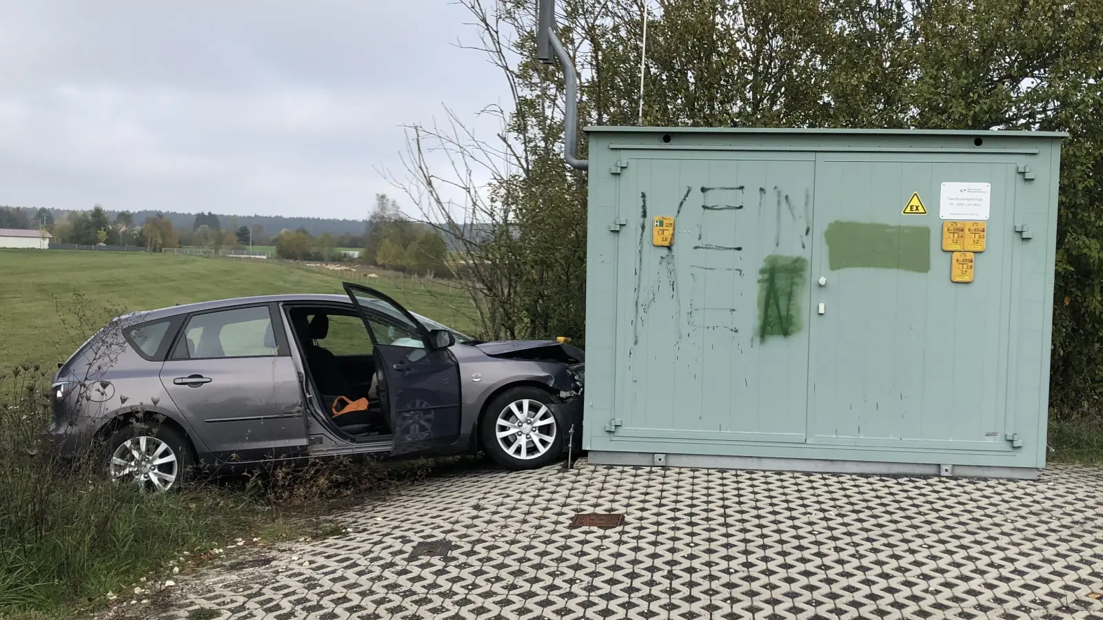 Eine 66-Jährige ist in Fröschau (Gemeinde Bechhofen) gegen einen Gasverteiler gefahren. (Foto: Johannes Flierl)