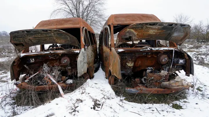 Von den russischen Streitkräften zerstörte Minivans in Borowa. (Foto: Andrii Marienko/AP/dpa)