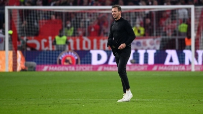 Bayerns Cheftrainer Julian Nagelsmann geht nach dem Sieg gegen den BVB über den Platz. (Foto: Matthias Balk/dpa)