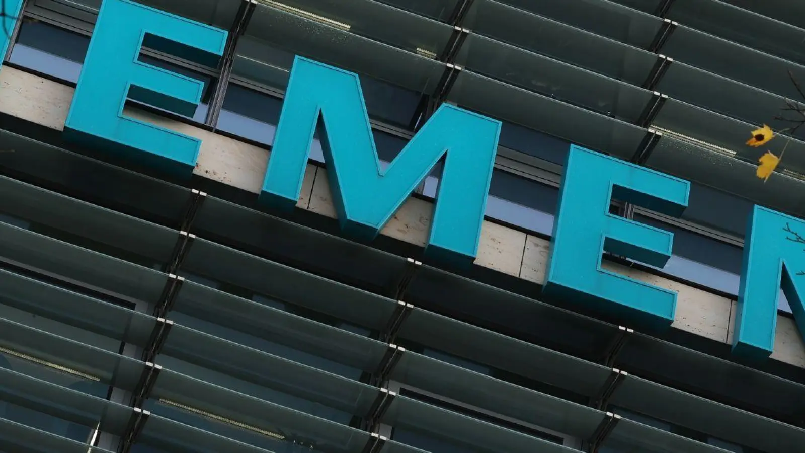 Der Schriftzug „Siemens“ ist an der Zentrale des Konzerns zu sehen. (Foto: Karl-Josef Hildenbrand/dpa)