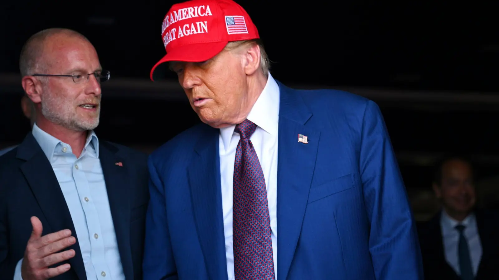 FCC-Chef Brendan Carr (l) ist ein Vertrauter von US-Präsident Donald Trump. (Archivbild) (Foto: Brandon Bell/Getty Images North America Pool via AP/dpa)