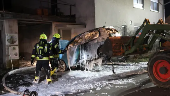 Die Feuerwehr war in Colmberg schnell vor Ort und löschte den Brand am E-Auto mit Schaum. (Foto: NEWS5 / Thomas Haag)