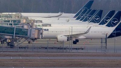 Maschinen der Lufthansa am Münchner Flughafen. Der Flugverkehr wächst trotz weltweit eher schwacher Konjunktur, Krisen und Konflikten (Archiv) (Foto: Peter Kneffel/dpa)