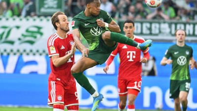 Voller Einsatz: Wolfsburgs Jeanuël Belocian ist vor Harry Kane von Bayern München am Ball. (Foto: Swen Pförtner/dpa)
