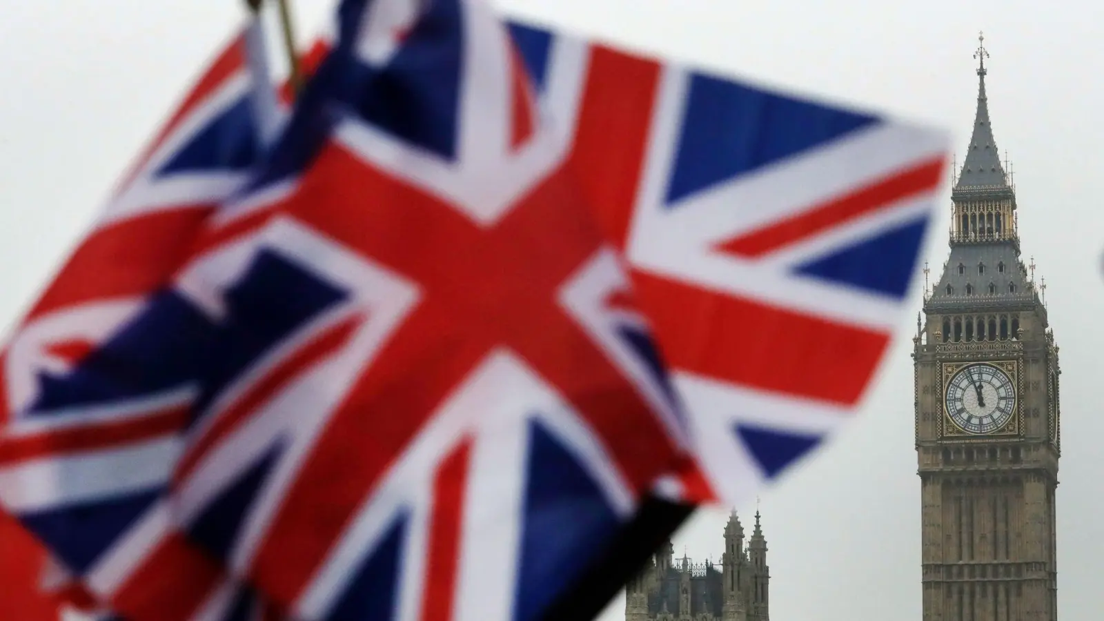 Britische Flaggen wehen in der Nähe des berühmten Uhrturms Big Ben in London. (Foto: Matt Dunham/AP/dpa)