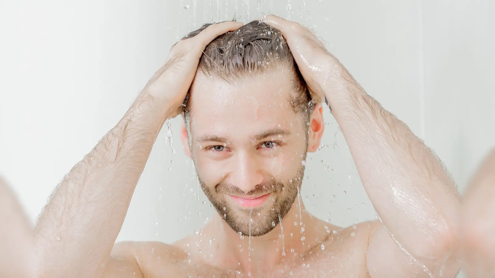 Ein Duschsparkopf kann den Wasserverbrauch bis zu 50 Prozent verringern. (Foto: Monique Wüstenhagen/dpa-tmn)