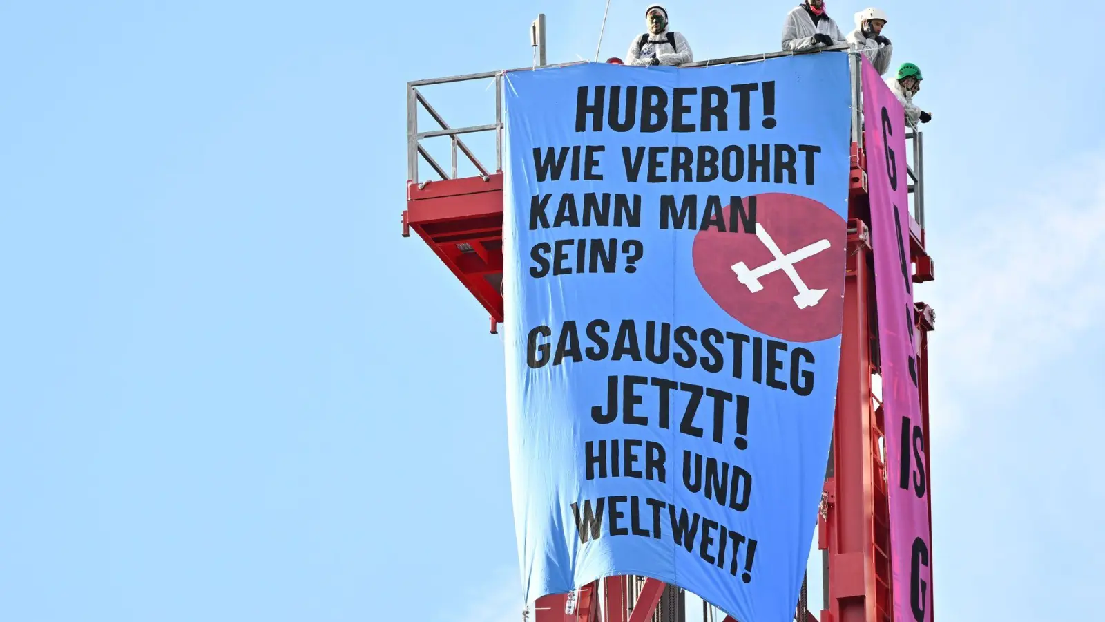 Die Aktivisten hatten auf dem Bohrturm ein Protestbanner befestigt. (Archivbild) (Foto: Uwe Lein/dpa)