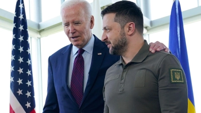 Joe Biden und Wolodymyr Selenskyj unterhalten sich vor einer Arbeitssitzung zur Situation in der Ukraine während des G7-Gipfels im Mai. (Foto: Susan Walsh/AP Pool/dpa)