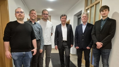 Wurden von Rathauschef Gerhard Rammler (dritter von rechts) in der konstituierenden Sitzung als neue Gemeinderäte vereidigt (von links): Tobias Heidenreich, Andreas Jung, Luis Meyer, Uwe Wolf und Joe Burmann.  (Foto: Peter Zumach)
