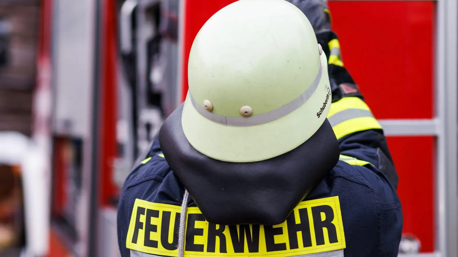 Feuerwehrleute evakuierten ein benachbartes Wohnhaus. (Symbolbild) (Foto: Philipp von Ditfurth/dpa)