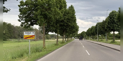 Schnurgerade ist die Schalkhäuser Landstraße zwischen dem Ansbacher Ortsteil und der Innenstadt. Der Angeklagte sagt, er sei durch einen Schwächeanfall nach rechts auf den Gehweg geraten. (Foto: Manfred Blendinger)