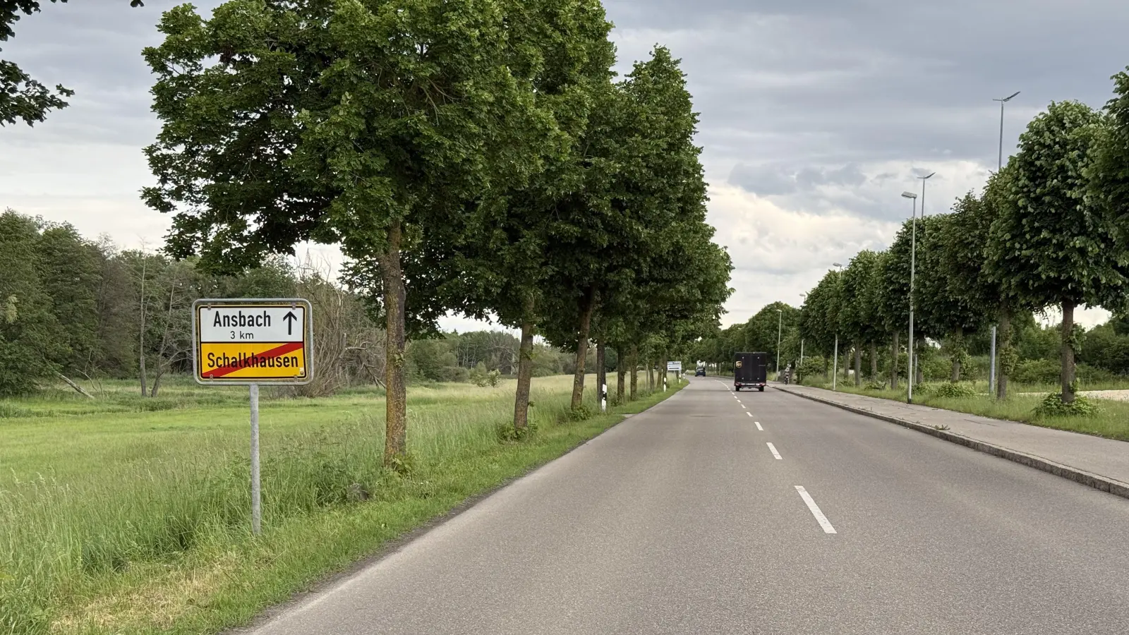 Schnurgerade ist die Schalkhäuser Landstraße zwischen dem Ansbacher Ortsteil und der Innenstadt. Der Angeklagte sagt, er sei durch einen Schwächeanfall nach rechts auf den Gehweg geraten. (Foto: Manfred Blendinger)