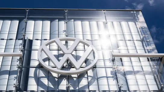 Alle Zeichen stehen auf E-Mobilität: VW startet den Bau seines ersten deutschen Zellwerks. (Foto: Julian Stratenschulte/dpa)