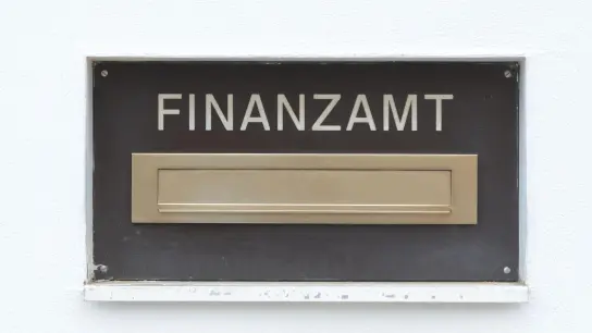 Der Briefkasten eines Finanzamtes. (Foto: Armin Weigel/dpa/dpa-tmn)