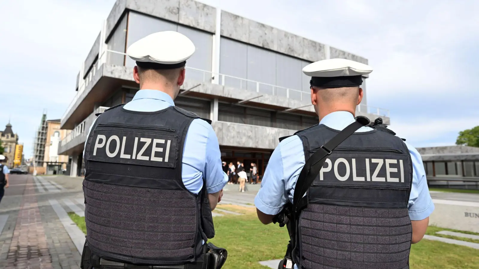 Am Bundesverfassungsgericht geht es um Befugnisse der Polizei. (Foto: Uli Deck/dpa)