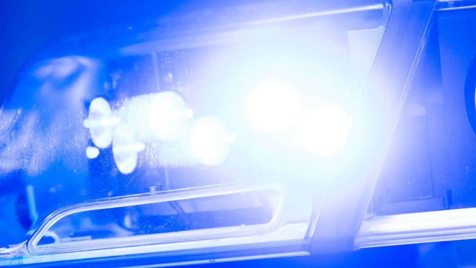 Die Polizei findet drei Verdächtige kurze Zeit später. (Symbolbild) (Foto: Lino Mirgeler/dpa)