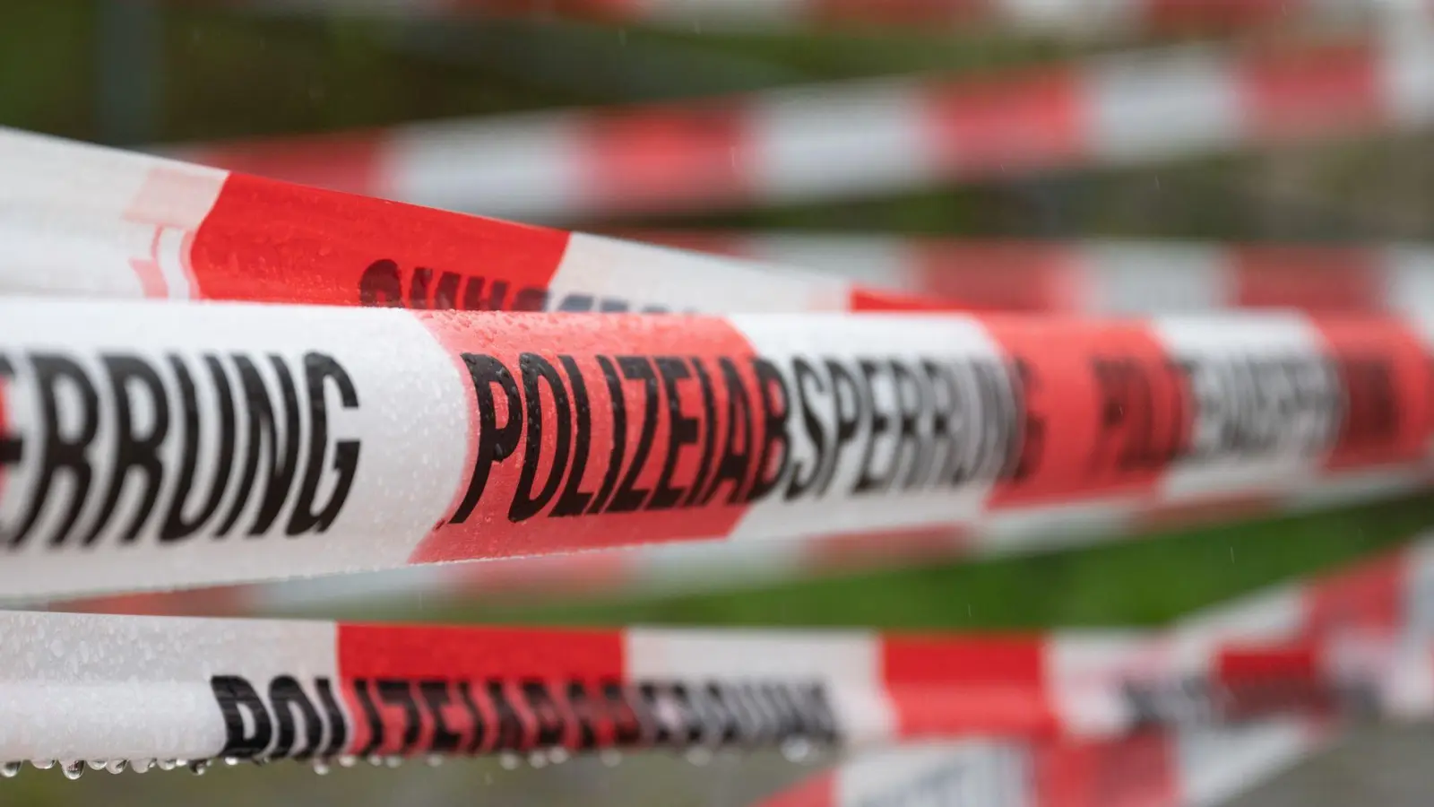 Die Polizei hatte den Fundort weiträumig abgesperrt und Spuren gesichert. (Symbolbild) (Foto: Sebastian Kahnert/dpa)