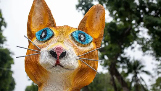 Die Statue einer großen Katze ist in Hanoi aufgebaut. In Vietnam haben unzählige, teils überdimensionale Stubentiger Einzug gehalten. Grund: Im Land am Mekong beginnt an diesem Wochenende das Jahr der Katze. (Foto: Chris Humphrey/dpa)