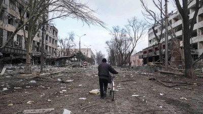 Ein Horrorszenario: Könnten schon bald Biowaffen in der Ukraine zum Einsatz kommen? (Foto: Evgeniy Maloletka/AP/dpa)