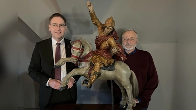 Der Vorsitzende des Historischen Vereins Alt Dinkelsbühl, Dr. Jürgen Ludwig (links), und Konservator Hubertus Schmidt stellen die restaurierte Heiligenfigur vor. (Foto: Historischer Verein/Karin Ludwig)