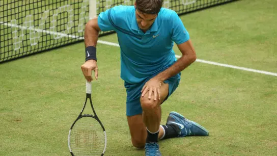 Tennis-Star Roger Federer will öffentlich nicht über Art und Schwere seiner Knieverletzung sprechen. (Foto: Friso Gentsch/dpa)