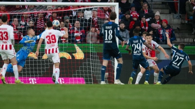 Ein medizinischer Notfall hat das Duell zwischen Köln und Hoffenheim überschattet.  (Foto: Marius Becker/dpa)