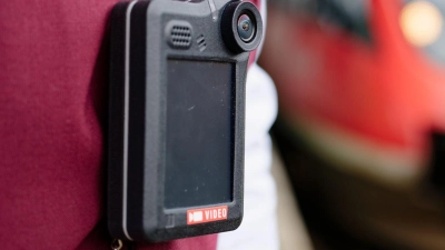 Bei der Verkehrsministerkonferenz in Lindau am Bodensee steht das Thema Sicherheit für Bahnbeschäftigte auf der Agenda. (Symbolbild) (Foto: Uwe Anspach/dpa)