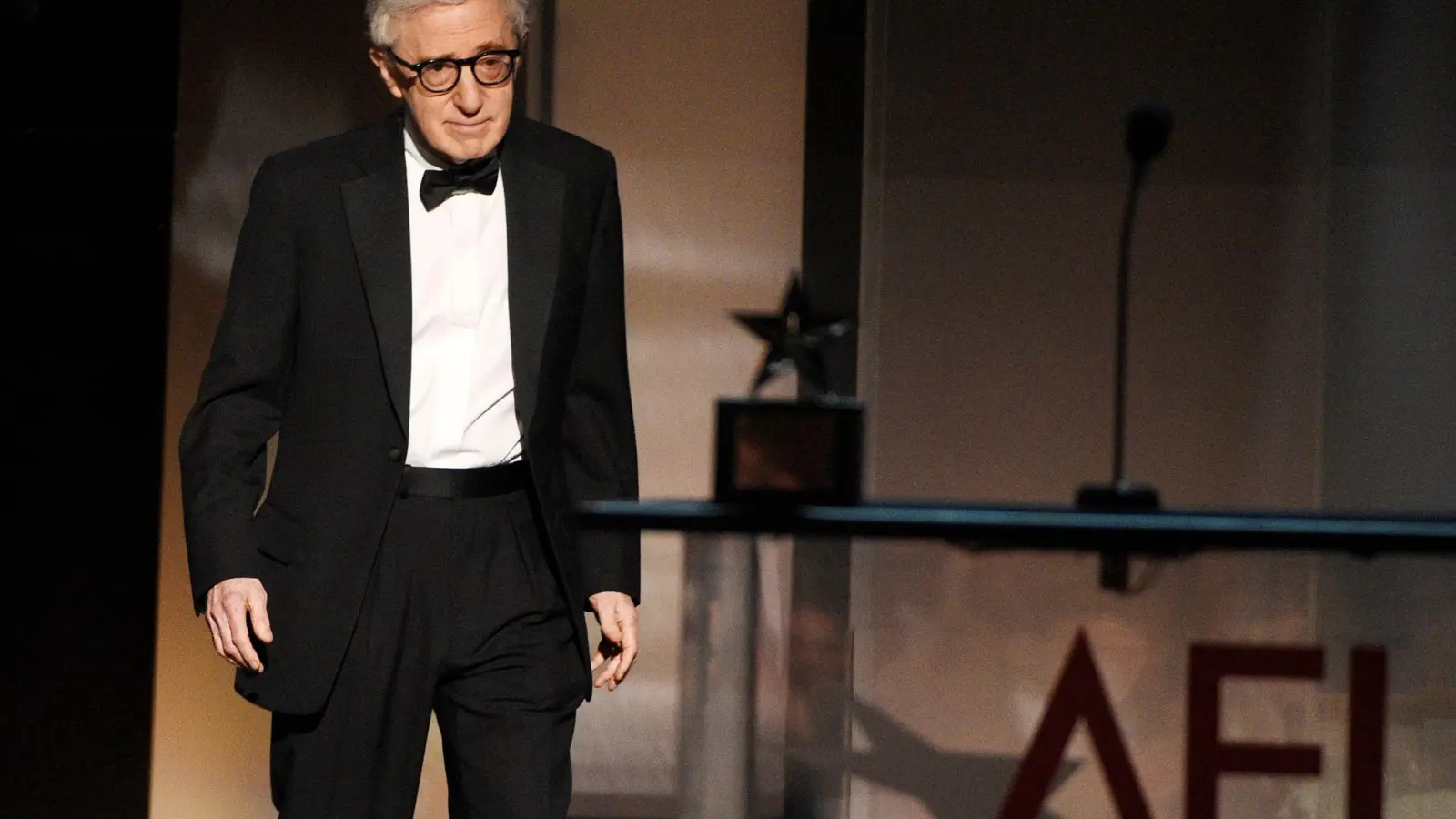 Der US-Schauspieler und Regisseur Woody Allen kommt bei der 45. Verleihung des AFI Life Achievement Awards auf die Bühne (2017). (Foto: Chris Pizzello/Invision/AP/dpa)