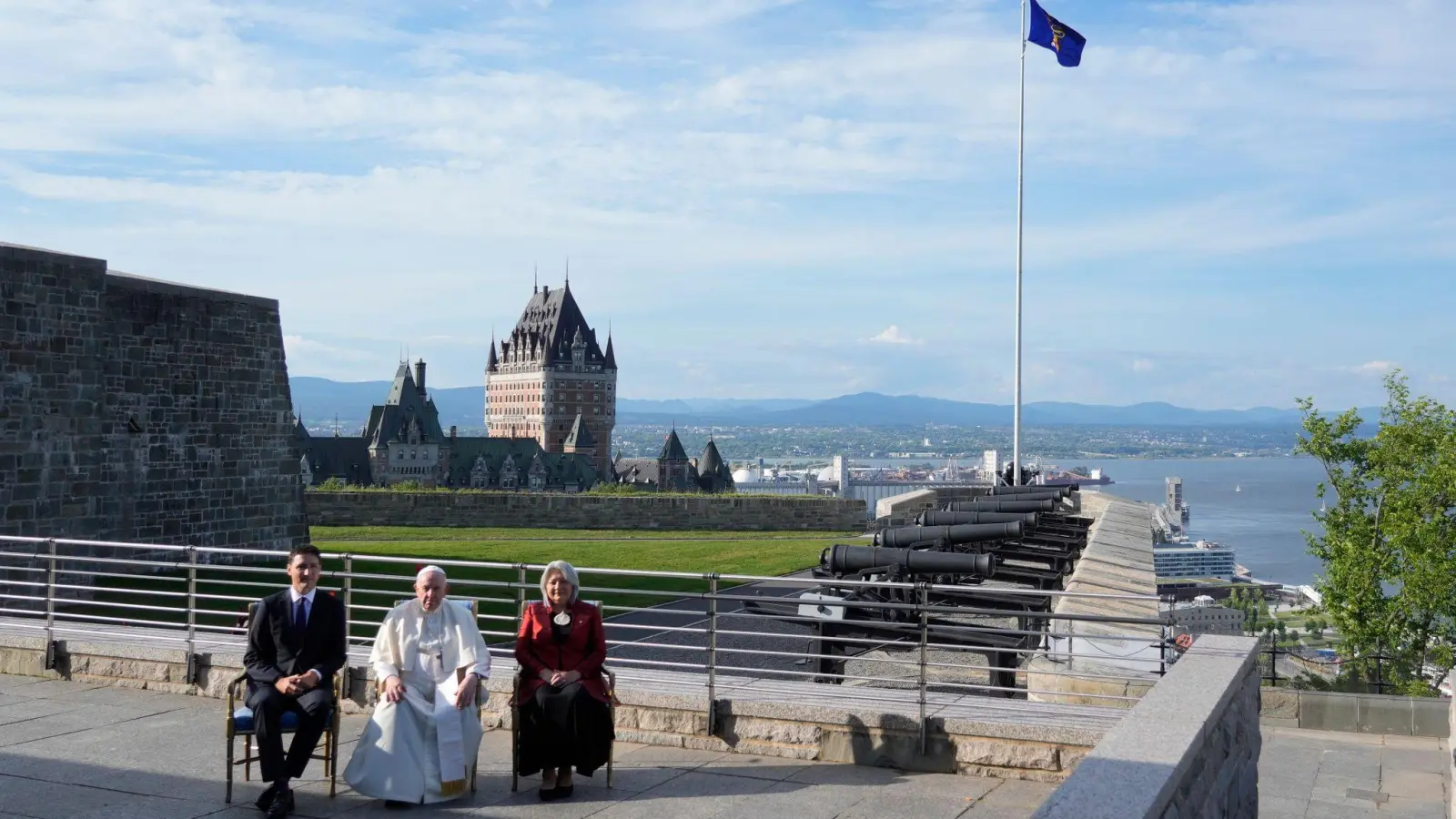 Papst Franziskus (m.) neben Justin Trudeau (l.) und der Generalgouverneurin Mary Simon. (Foto: Gregorio Borgia/AP/dpa)
