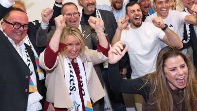 Jubel nach einem klaren Votum: Die Befürworter freuen sich über das Ja zur Münchner Olympia-Bewerbung. (Foto: Karl-Josef Hildenbrand/dpa)