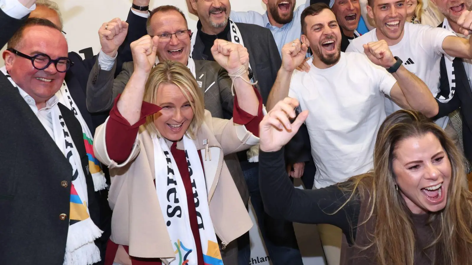 Jubel nach einem klaren Votum: Die Befürworter freuen sich über das Ja zur Münchner Olympia-Bewerbung. (Foto: Karl-Josef Hildenbrand/dpa)