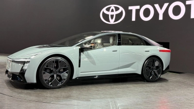 Ein flaches, kantiges Design zeichnet die Design-Studie Toyota Corolla aus. (Foto: Thomas Geiger/dpa-tmn)