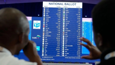 Medienvertreter verfolgen die neuesten Wahlergebnisse im Results Operation Centre (ROC) im südafrikanischen Midrand. (Foto: Themba Hadebe/AP/dpa)