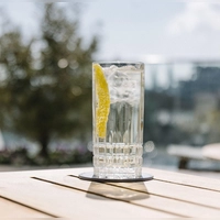 Erfrischung pur: Longdrinks in einem hohen Glas werden Highballs genannt. Meist bestehen sie aus einer Spirituose und viel alkoholfreiem Soda oder Tonic - gern mit einem Schnitz Zitrone.  (Foto: Alina Zelenska/The Fontenay/dpa-tmn)