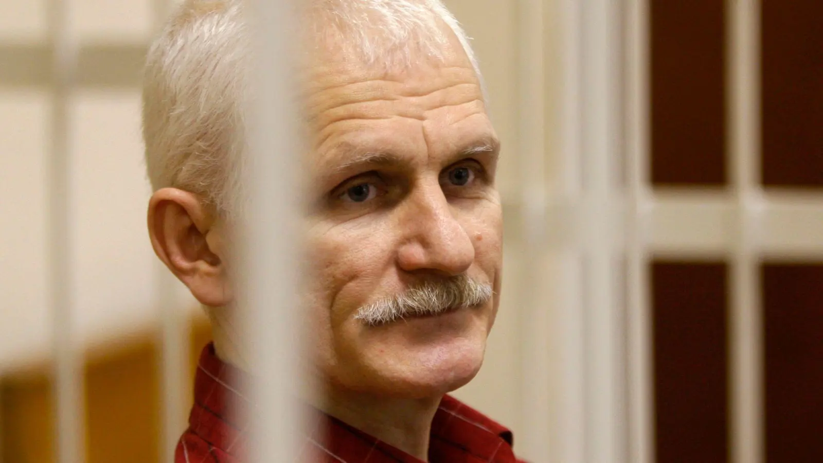 Der belarussische Menschenrechtsanwalt Ales Bjaljatzki im Jahr 2011 bei einer Gerichtsverhandlung in Minsk. (Foto: Sergei Grits/AP/dpa)