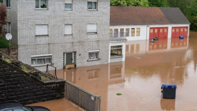 Das Hochwasser der Theel hat Teile der Innenstadt von Lebach überflutet. (Foto: Harald Tittel/dpa)