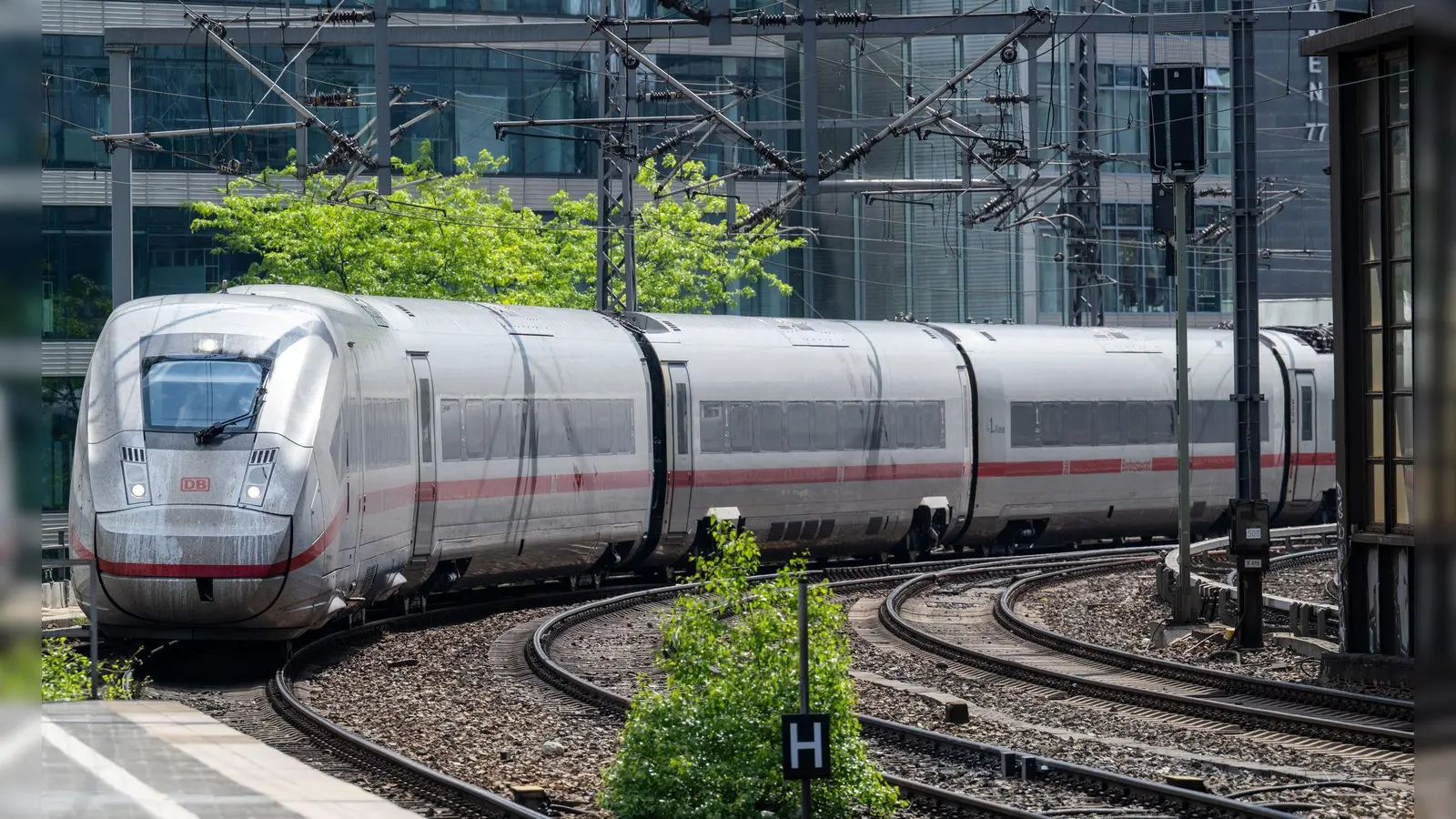 Einer Umfrage zufolge hält eine Mehrheit die Bahnpreise für teuer oder eher teuer. (Archivbild) (Foto: Soeren Stache/dpa)