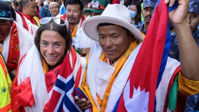Die Bergsteigerin Kristin Harila (l) und Sherpa-Führer Tenjen Lama (r) kommen in Kathmandu an. (Foto: Niranjan Shrestha/AP/dpa)
